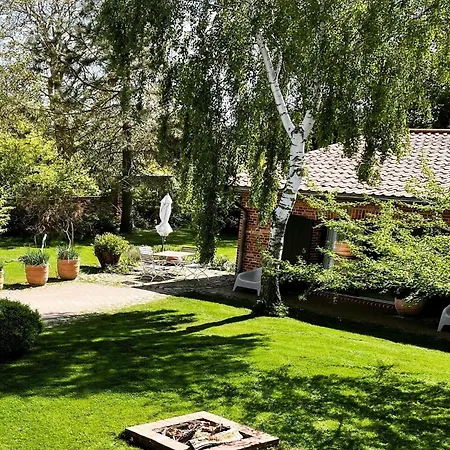 Serene In With Garden Apartman
