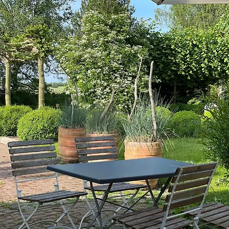 Serene In With Garden Apartment Saal